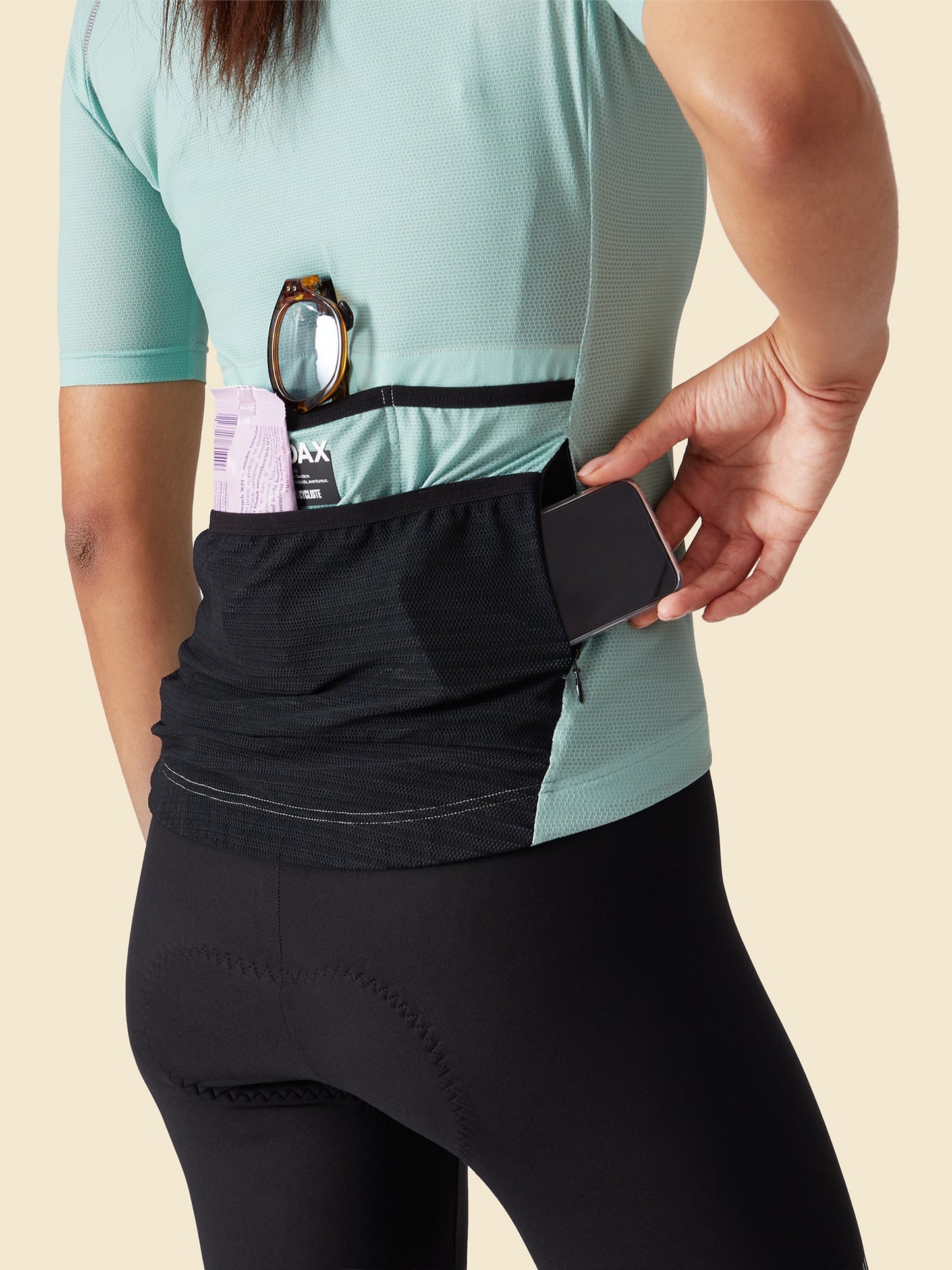 Back view of the Mona Jersey highlighting the breathable mesh panel in Agave cassiopeia.