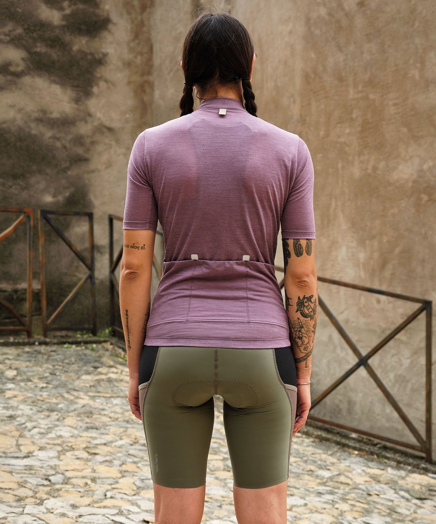 Soft wool jersey featuring moisture-wicking properties and temperature regulation.