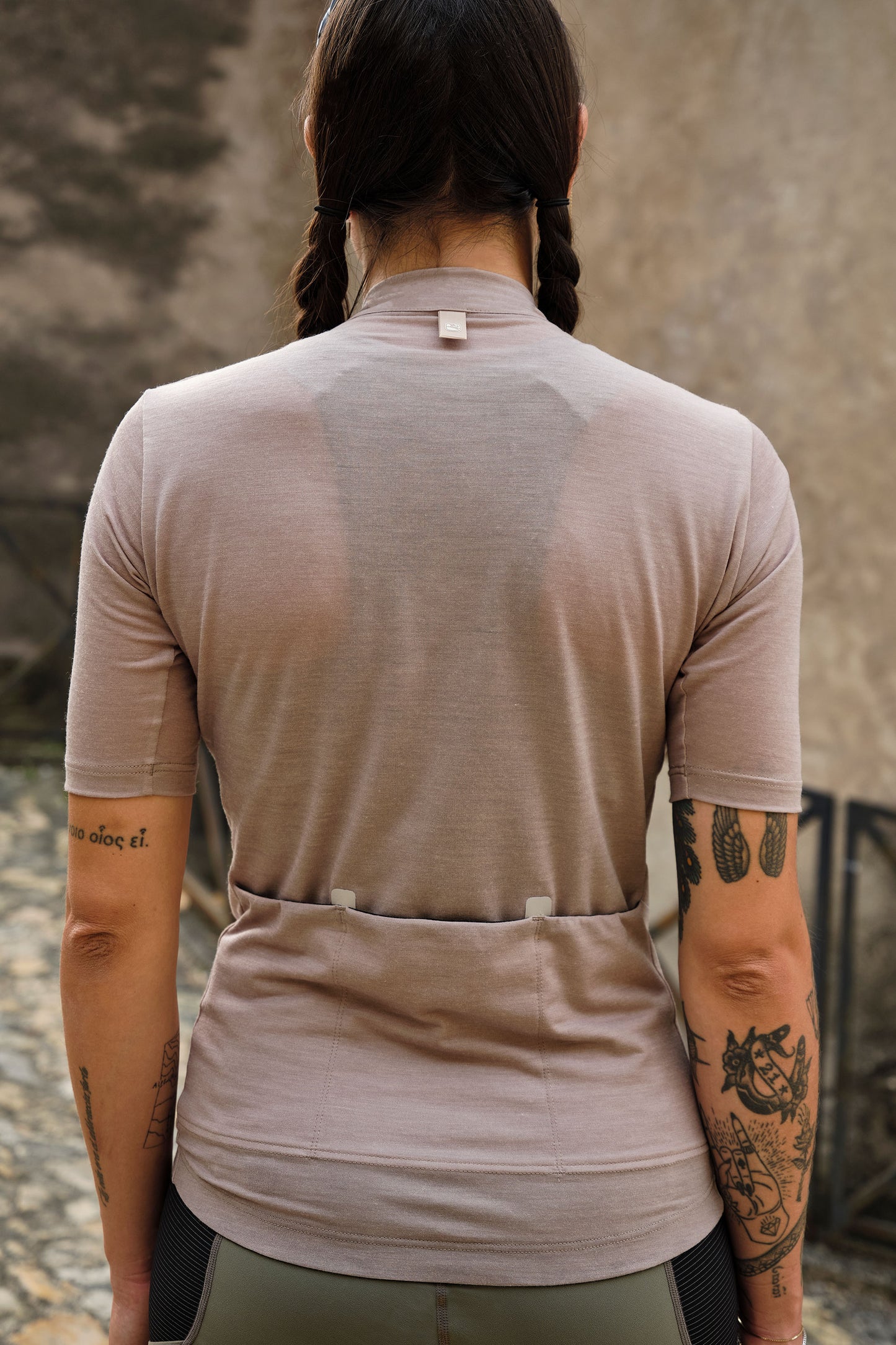 Lightweight jersey featuring a relaxed fit, ideal for casual and performance riding.