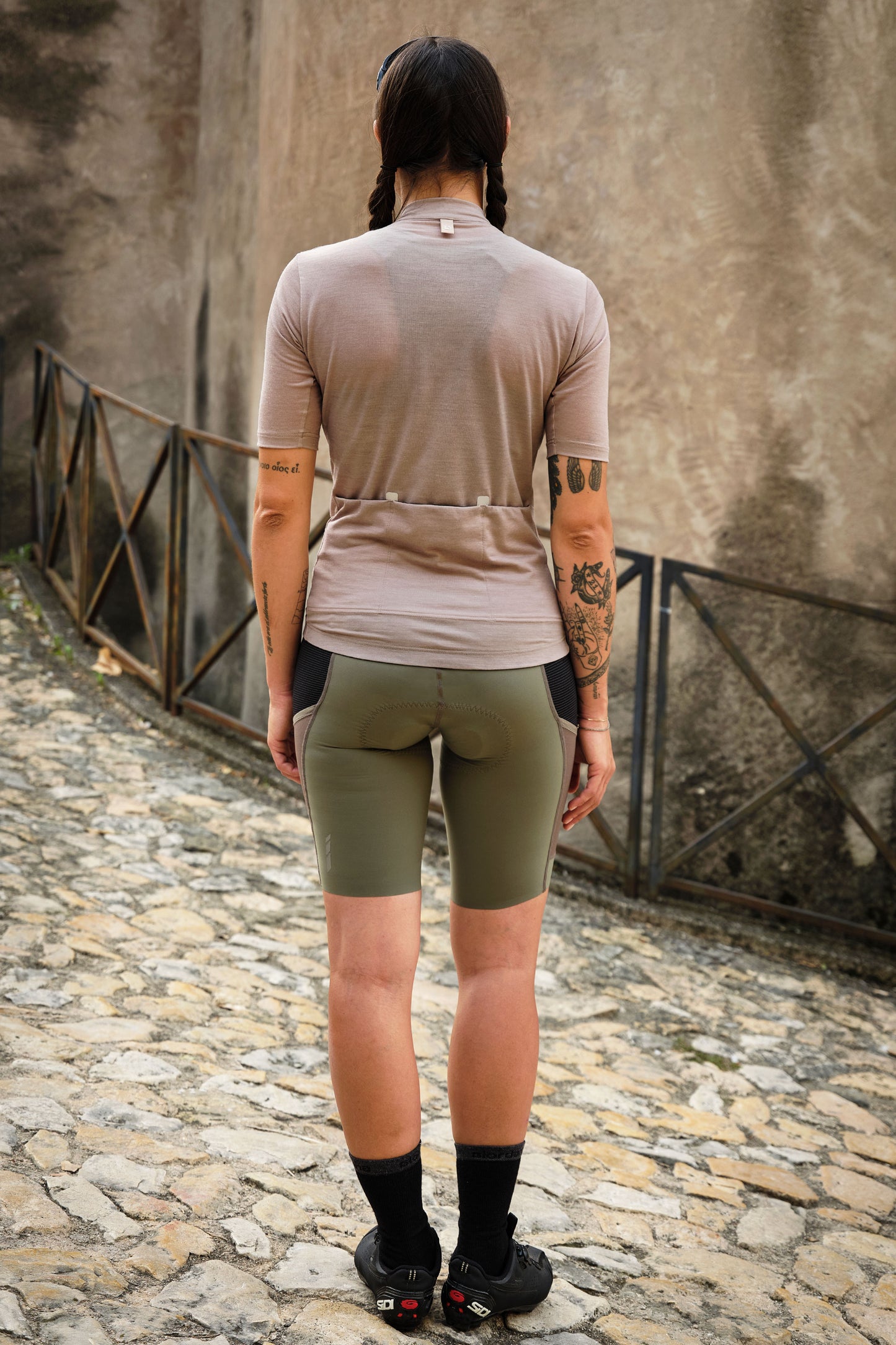 Elastic rubber-lined waistband ensures the jersey stays in place during rides.