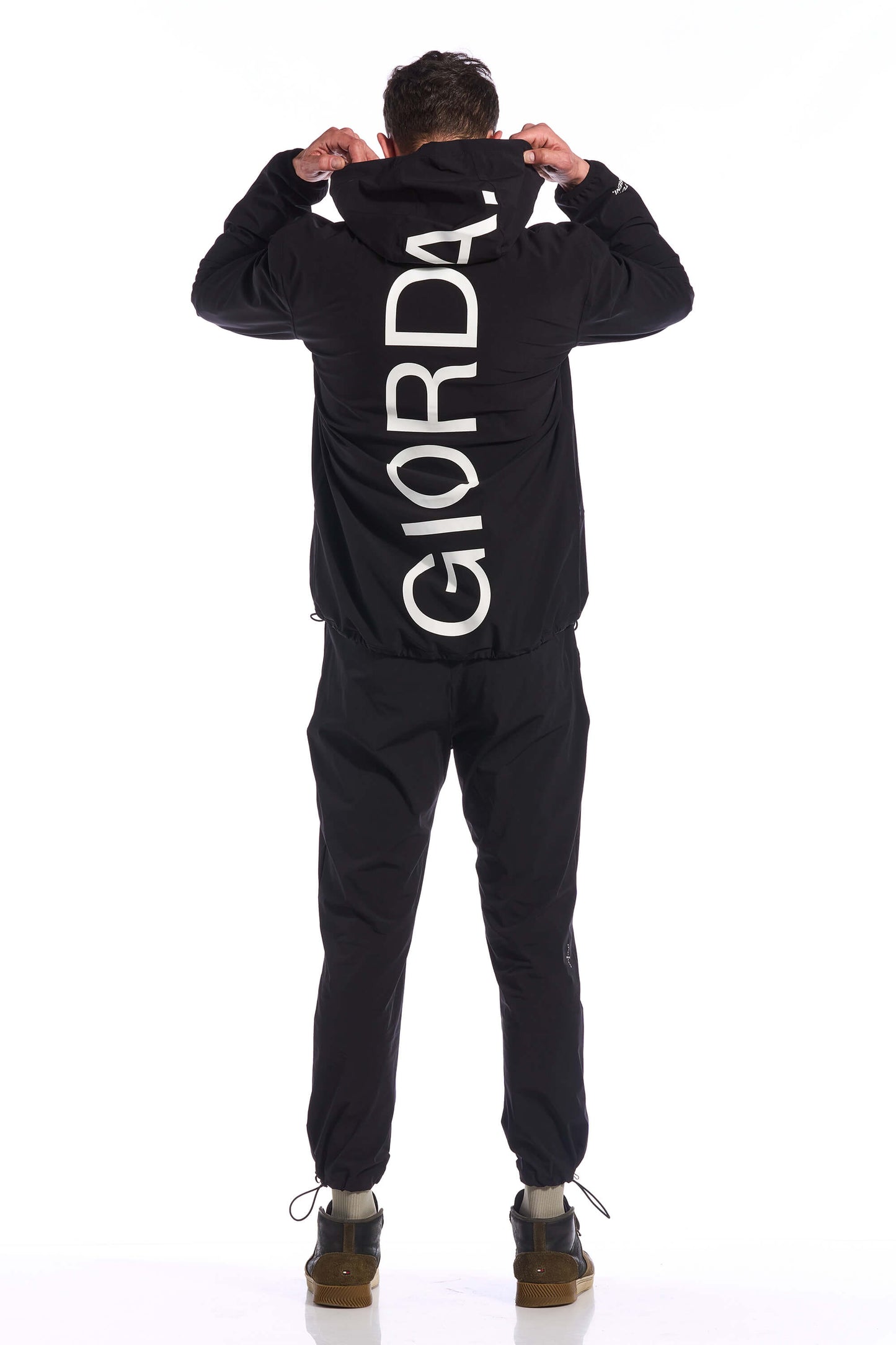 Image highlighting the lightweight and durable construction of the KB Jetty Rain Jacket, designed for versatility and protection during any outdoor adventure, available on Cassiopeia US.