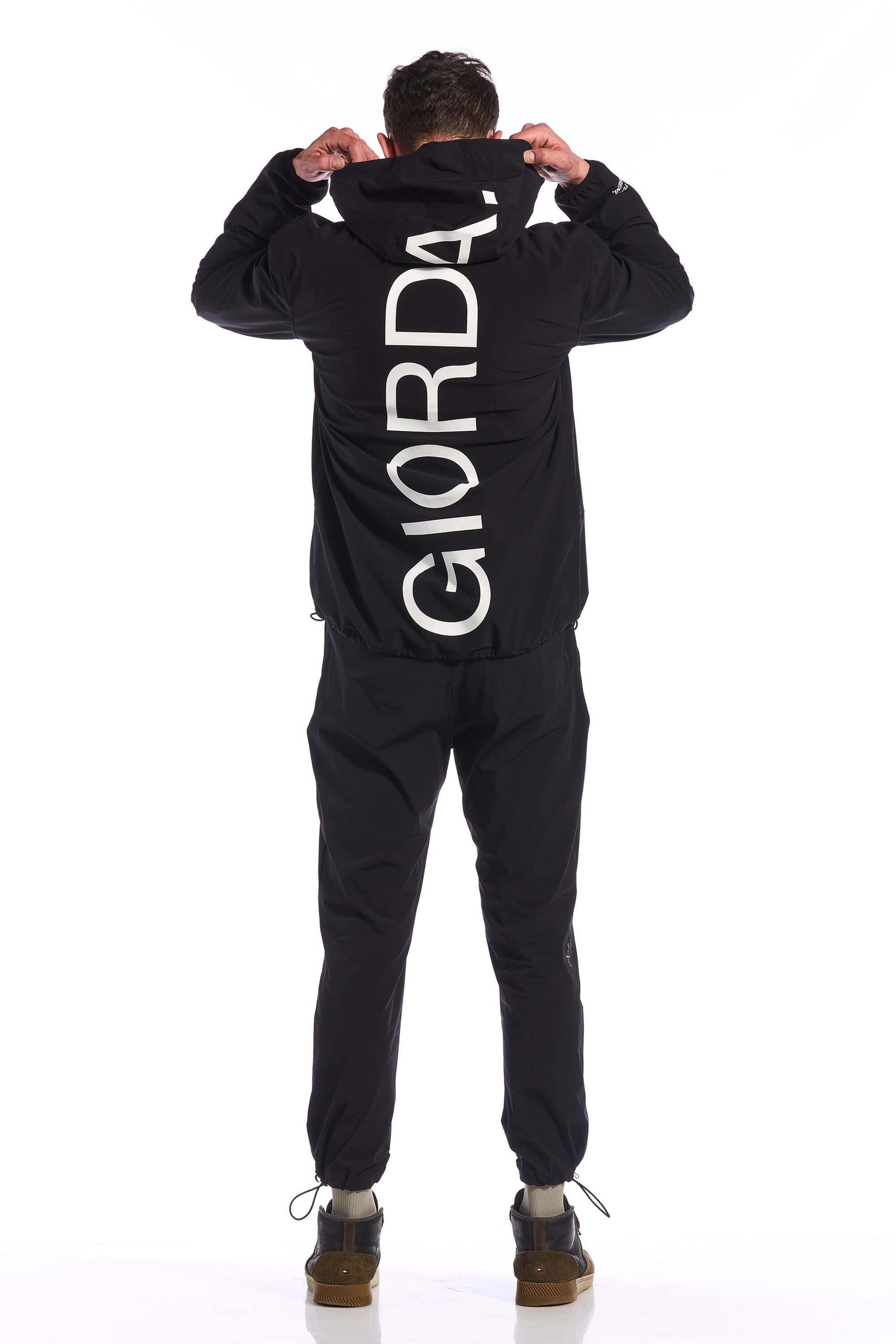 Image highlighting the lightweight and durable construction of the KB Jetty Rain Jacket, designed for versatility and protection during any outdoor adventure, available on Cassiopeia US.