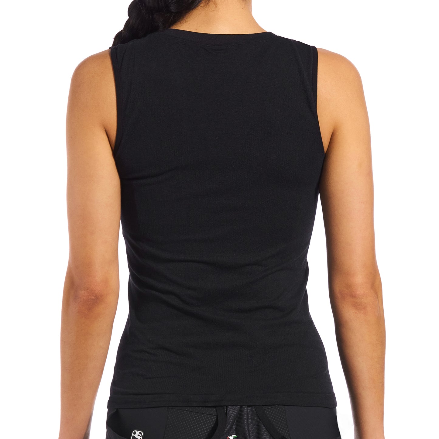 Made with Dryarn™ fabric, this base layer rapidly moves moisture away from the skin for superior dryness and comfort.