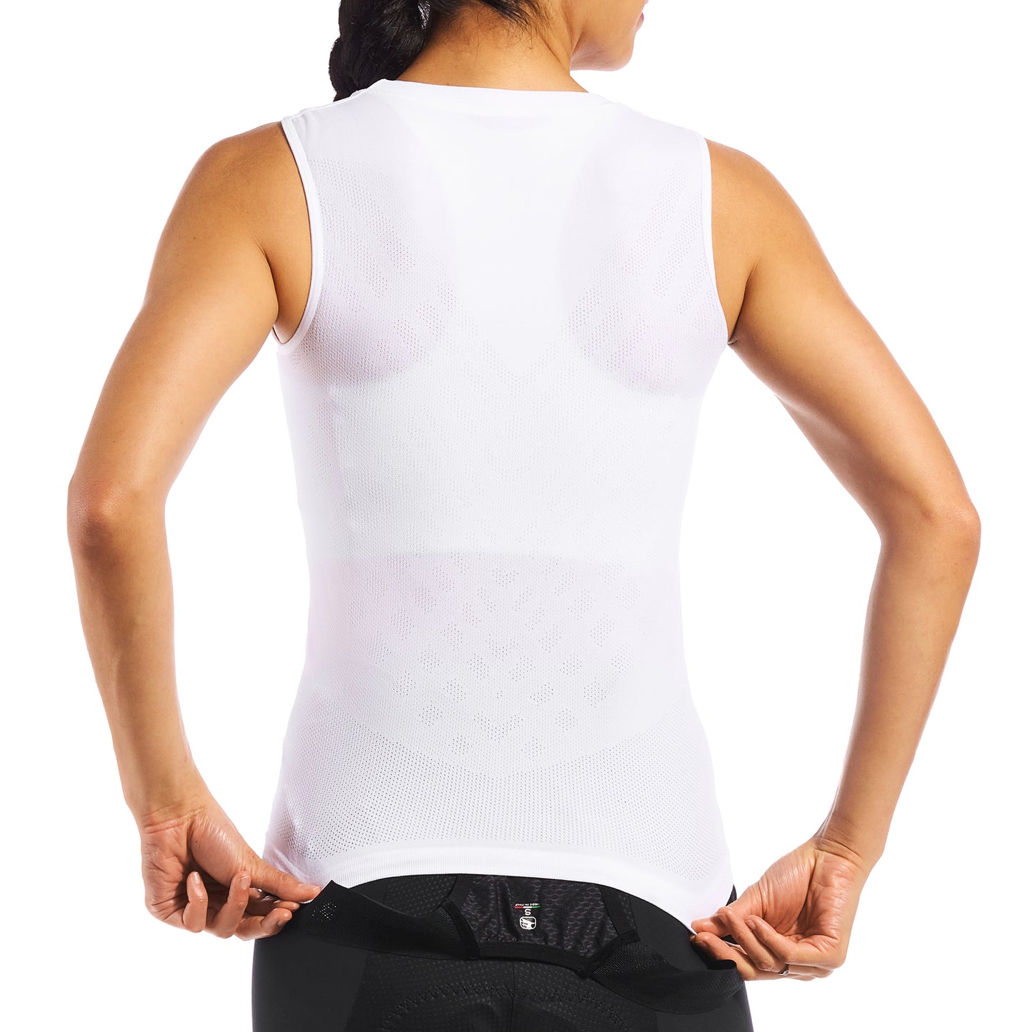Made with Dryarn™ fabric, this base layer rapidly moves moisture away from the skin, keeping you dry.