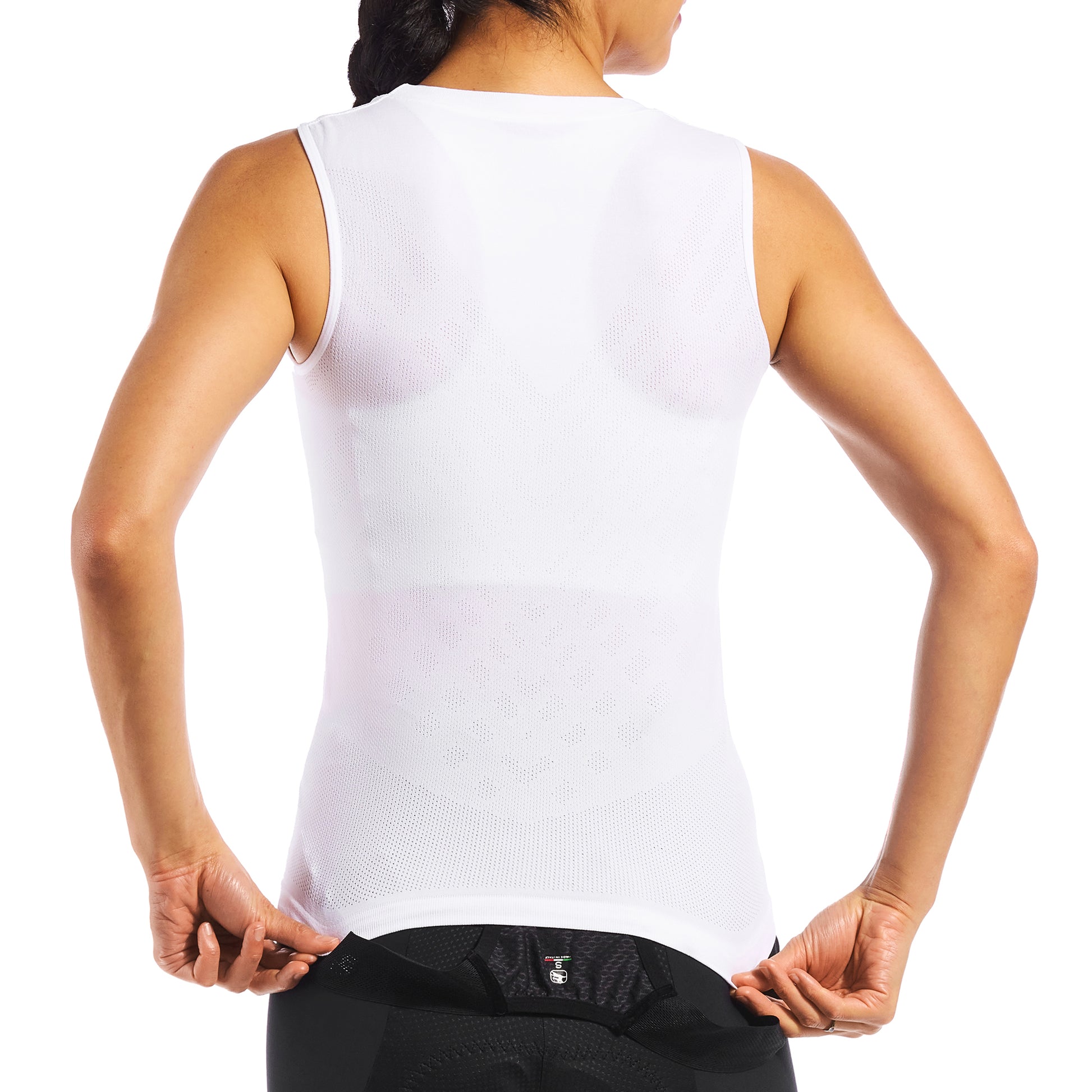 Made with Dryarn™ fabric, this base layer rapidly moves moisture away from the skin, keeping you dry.