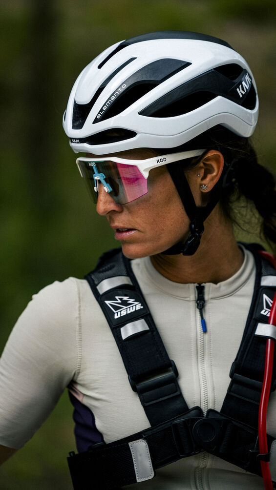 Side view of Elemento Helmet White highlighting performance features and ventilation