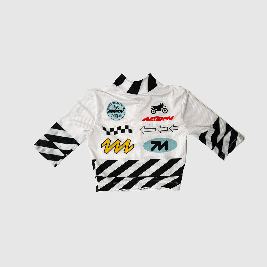 Close-up of the Minimo Jersey's cropped silhouette and sleek, minimalist design.