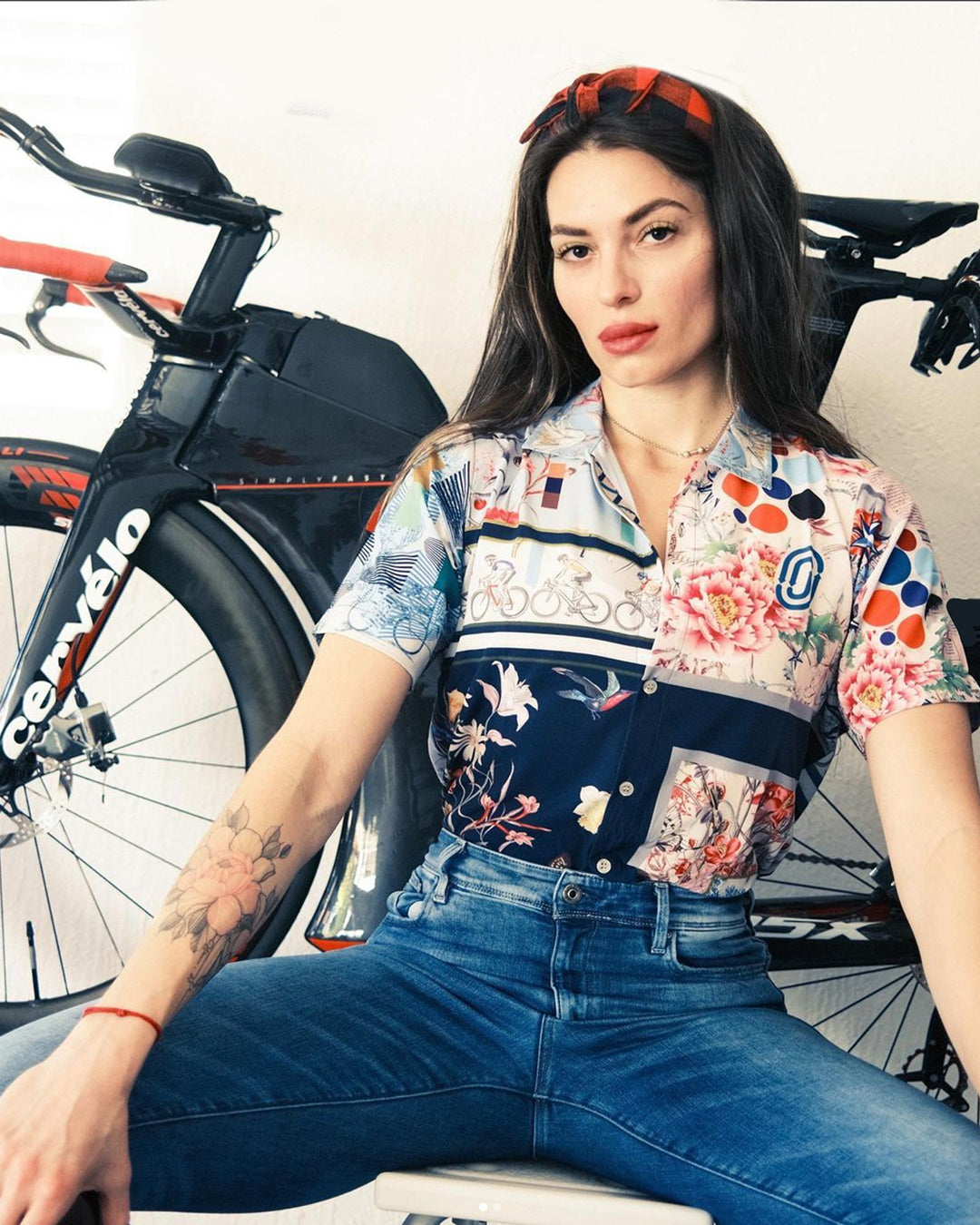 Short sleeve button-down shirt designed for versatility, suitable for dress-down Friday at the office transitioning to casual outings, available on Cassiopeia US.