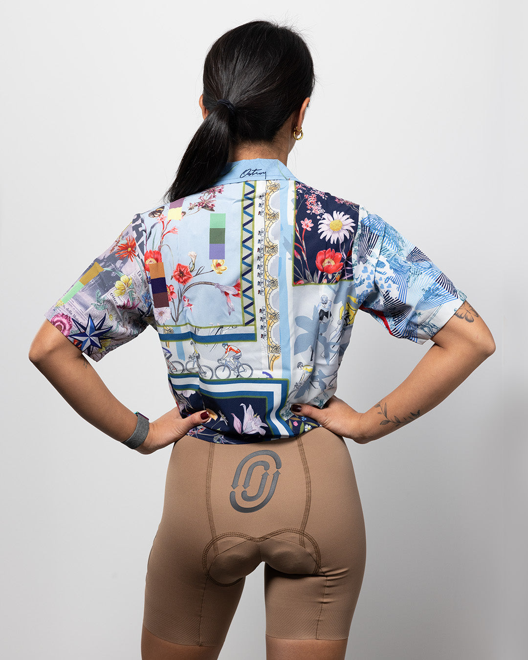 Innovative resort shirt with a small back pocket, perfect for carrying essentials like a phone or cycling case while riding, available on Cassiopeia US.