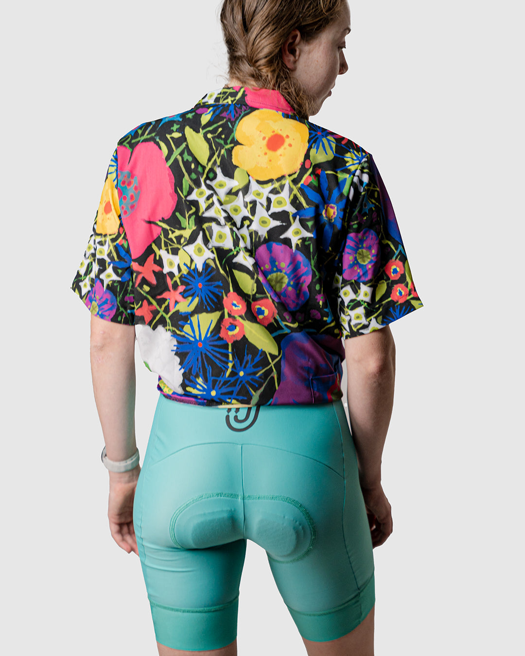 Stylish short-sleeved shirt that combines fashion and functionality, designed for comfort on hot days while cycling or casual outings, available on Cassiopeia US.