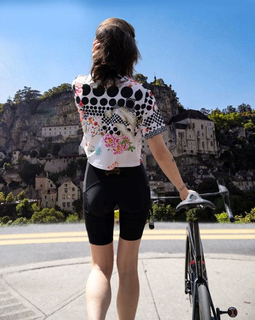 Embrace unique style with the Cassiopeia Omloop Crop Top, featuring diverse patterns inspired by travel.