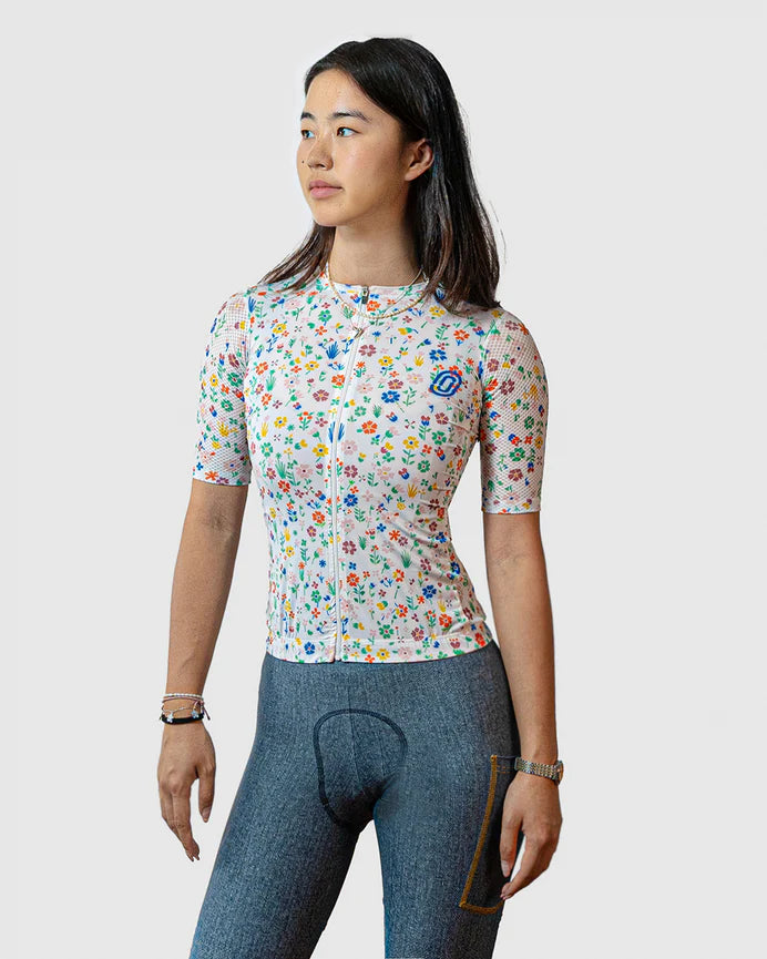 Woman wearing Fiorista Cassiopeia short sleeve jersey in floral print, standing outdoors