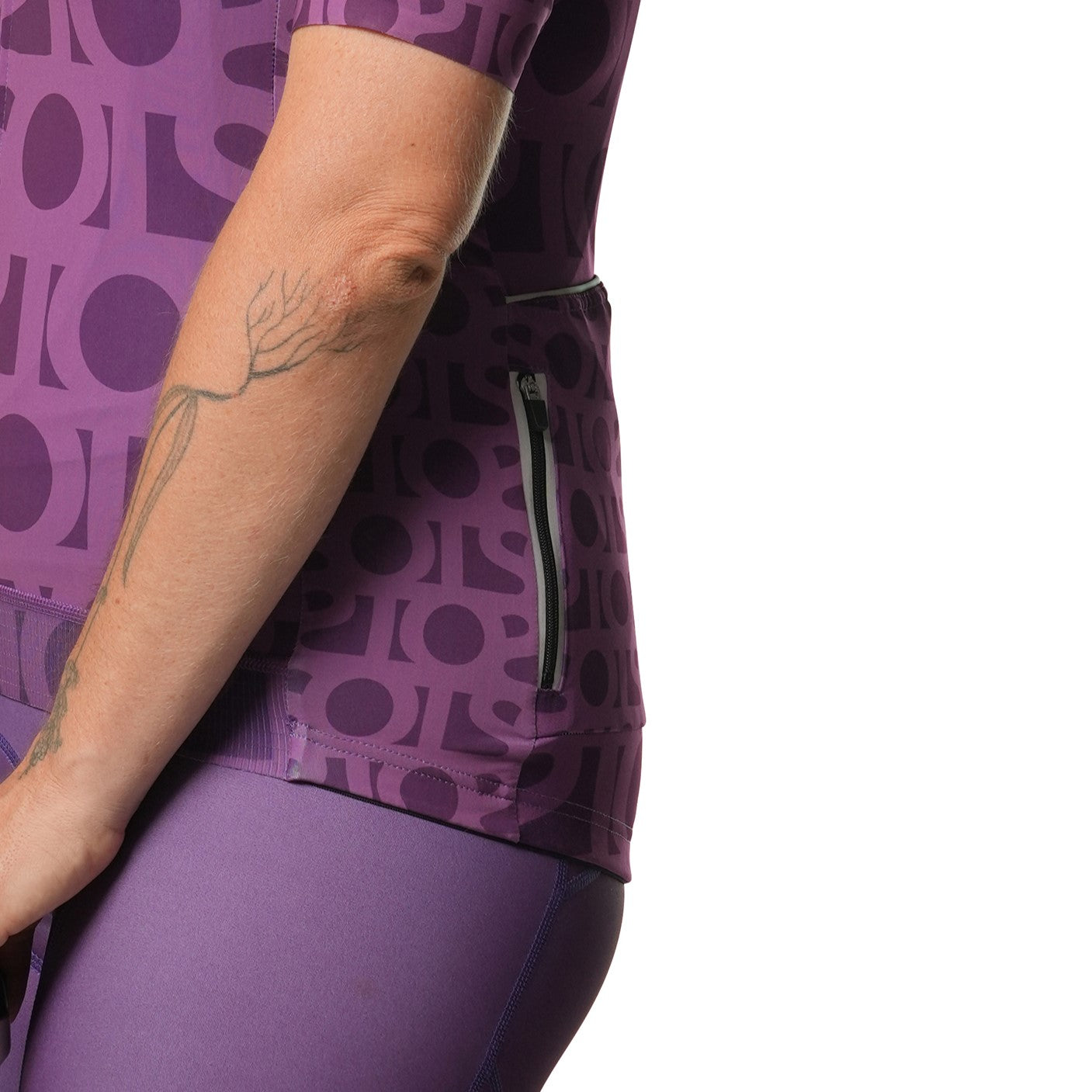 Experience the chic look of the Cassiopeia Aristo SS Jersey - Monogram in blackberry, perfect for summer.