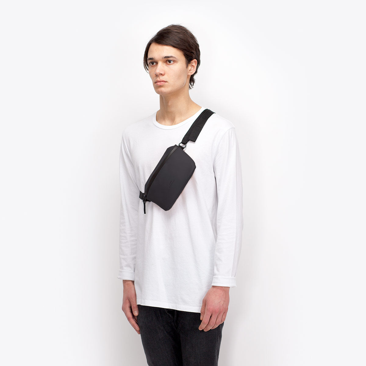Jona crossbody in Black, stylish and functional for both men and women cyclists.