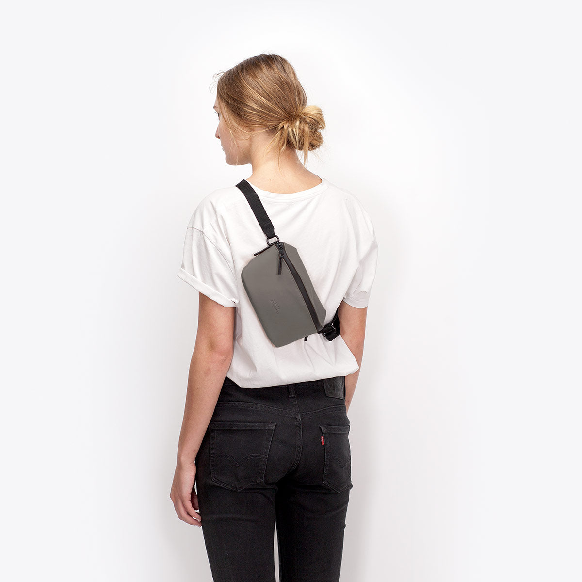 Jona crossbody in Dark Grey, contemporary design for cyclists on the go.