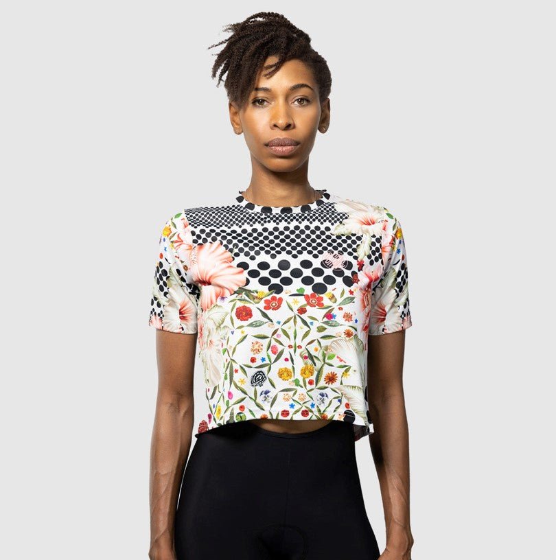 Stand out on your rides with the eye-catching Cassiopeia Omloop Crop Top, showcasing a mix of art and patterns.