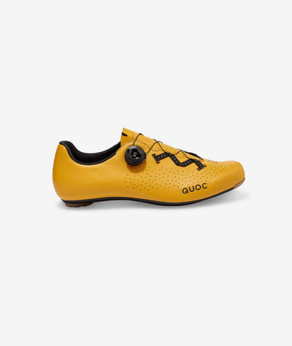 Side view of Escape Road Amber featuring a foot-hugging fit and ventilation holes
