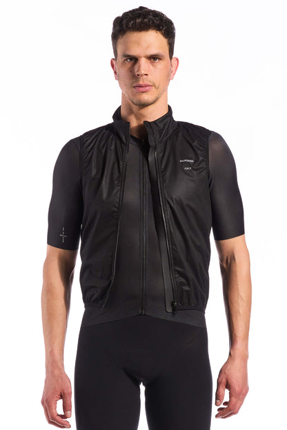 Image highlighting the packable design of the wind vest, easily stored in your back pocket, available on Cassiopeia US.
