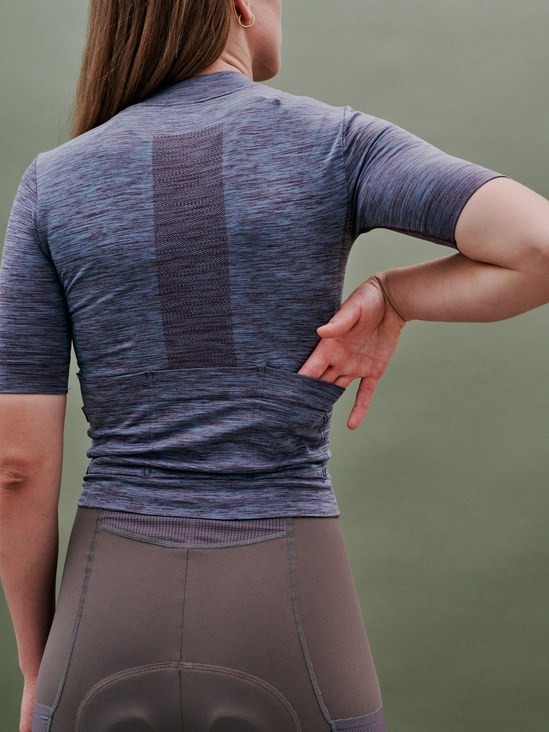 Image highlighting the lighter density knit weave on the side and center back panels, enhancing breathability in high-moisture areas for optimal cycling comfort, available on Cassiopeia US.
