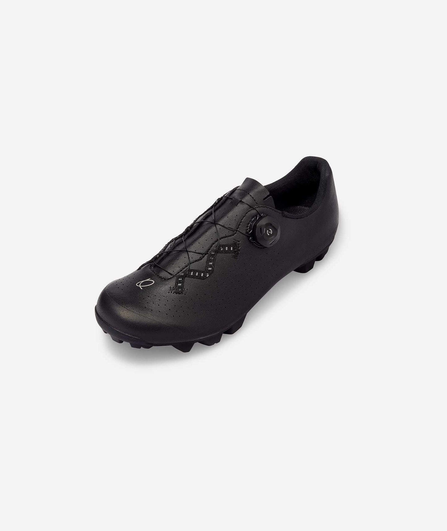 Stylish off-road shoes ideal for gravel grinding and cross-country biking, ensuring comfort and stability.
