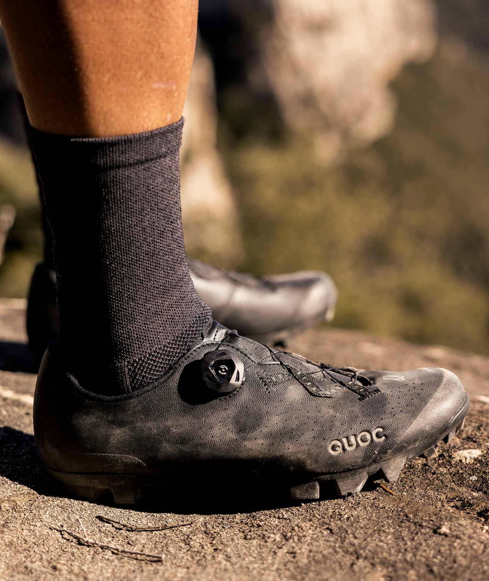 Versatile black biking shoes compatible with MTB/SPD cleats, perfect for serious cyclists and adventure seekers.
